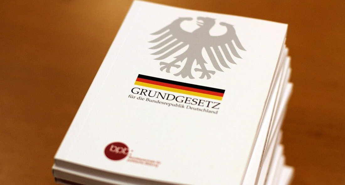 Am 9. September 1951 fällte das Bundesverfassungsgericht als „Hüter des Grundgesetzes“ in Karlsruhe seine erste Entscheidung. 70 Jahre sind seitdem vergangen. Die Arbeit des Bundesverfassungsgerichts zum Schutz des Rechts und der Würde aller Menschen ist eine Erfolgsgeschichte. Im September 2021 jährt sich die Gründung des Bundesverfassungsgerichts als höchstes Gericht der Bundesrepublik Deutschland mit Sitz im badischen Karlsruhe zum siebzigsten Mal: Am 9. September 1951 fällte das Bundesverfassungsgericht seine erste Entscheidung. Es befasste sich mit der Neuordnung in den Bundesländern Baden, Württemberg-Baden und Württemberg-Hohenzollern. Das Bundesverfassungsgericht ist ein absolutes Erfolgsmodell Der stellvertretende Ministerpräsident erklärt sein 70-jähriges Bestehen Thomas Stroblder als Innenminister …