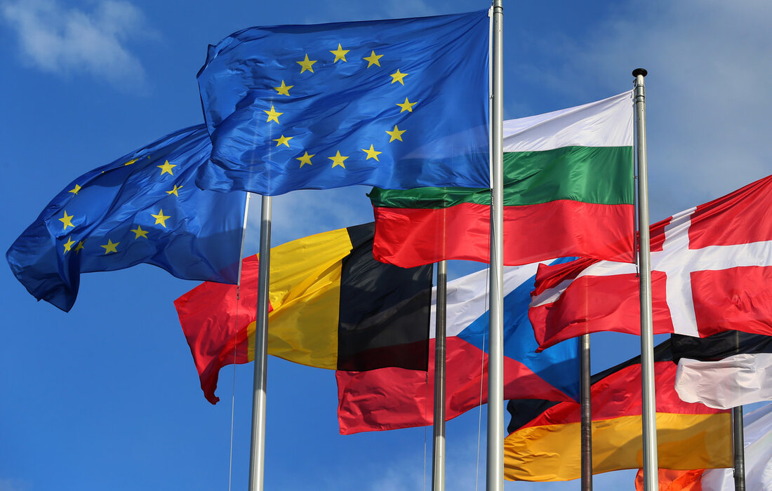 Die dritte grenzüberschreitende Jugendveranstaltung „Euroscola Regional“ fand am 15. März 2024 im Europäischen Parlament in Straßburg statt und hatte das Ziel, Schülerinnen und Schüler aus Baden-Württemberg und dem Elsass für die Demokratie und gemeinsame europäische Werte zu begeistern und sie auf die bevorstehende Europawahl vorzubereiten. Mit der bevorstehenden Möglichkeit, dass 16- und 17-Jährige erstmals an der Europawahl teilnehmen können, wird die Bedeutung politischer Bildung und aktiver Mitwirkung junger Menschen an Demokratieprozessen immer offensichtlicher. Der Staatssekretär im Kultusministerium, Volker Schebesta, betonte die aktuellen Herausforderungen, denen die Demokratie in Europa und weltweit gegenübersteht. Er warnte vor populistischen Kräften, die versuchen, das demokratische …