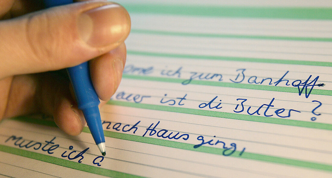 Das Projekt zur Weiterbildung von Lehrkräften im Bereich Alphabetisierung und Grundbildung an der Pädagogischen Hochschule Weingarten erhält 700.000 Euro aus der REACT-EU-Entwicklungshilfe. Mit Fortbildungen für Lehrkräfte sollen Menschen mit Lese- und Schreibschwächen noch besser erreicht und gefördert werden. Menschen, die nicht ausreichend lesen und schreiben können, sind von der Corona-Pandemie besonders betroffen. Mit dem Notfallprogramm der Europäischen Union (EU) REACT-EU Die Maßnahmen zur Bewältigung der Pandemie und zur Linderung der Folgen der Krise werden fortgeführt und ausgebaut. Das Pädagogische Hochschule Weingarten erhält 700.000 Euro davon. &#8222;Menschen mit Schwächen im Lesen und Schreiben dürfen den Bezug zur Pandemie nicht verlieren&#8220;, sagte &hellip;