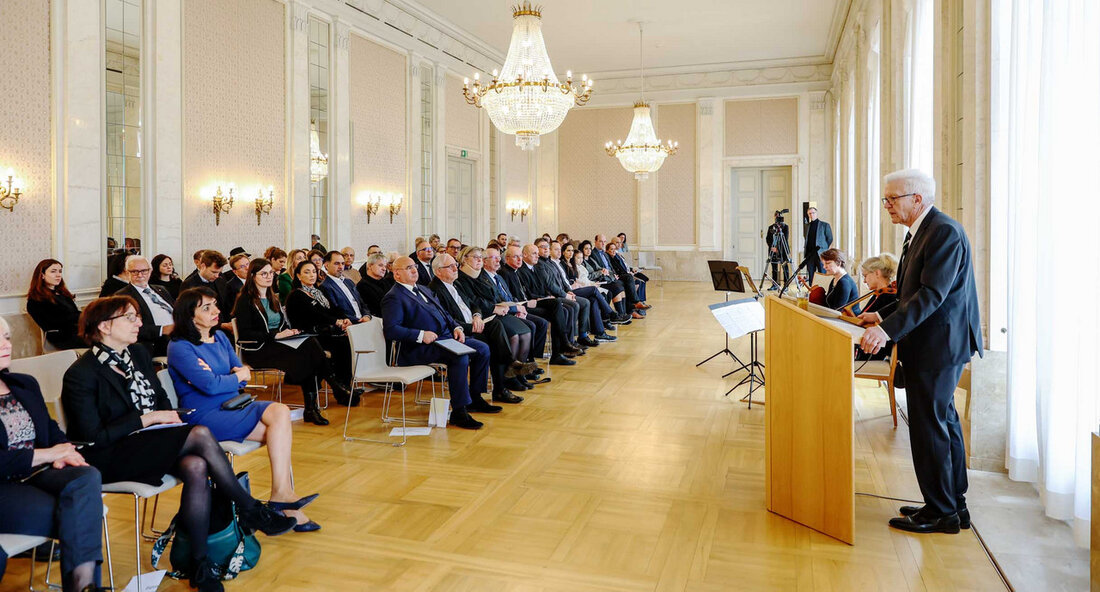Mit einer Gedenkveranstaltung hat die Landesregierung mit dem Landesverband Deutscher Sinti und Roma an die Deportationen der Sinti und Roma aus Baden-Württemberg vor 80 Jahren erinnert. Ministerpräsident Winfried Kretschmann betonte, dass man mit der Last des Geschehenen umgehen und daraus lernen müsse. „Wiedergutzumachen ist das Unrecht, das den Sinti und Roma angetan wurde, nicht. Aber es ist wichtig, dass wir mit allen, die Angehörige verloren haben, mit allen, die gelitten haben, gemeinsam gedenken und der Trauer um die Ermordeten Platz einräumen“, sagte Ministerpräsident Winfried Kretschmann am 15. März 2023 in Stuttgart bei der Gedenkveranstaltung anlässlich des 80. Jahrestages der Deportation …