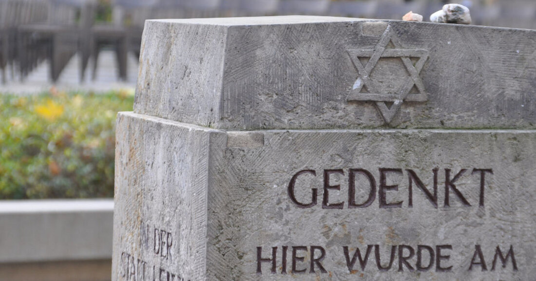 84. Jahrestag: Leipzig gedenkt der Opfer der Novemberpogrome Wie zahlreiche andere Städte Deutschlands war Leipzig im Jahr 1938 Schauplatz der nationalsozialistischen Novemberpogrome gegen die jüdische Bevölkerung. Das Grauen begann in den frühen Morgenstunden des 10. November 1938: Mitten in der Stadt wurden hunderte jüdische Bürgerinnen und Bürger angegriffen und verhaftet, ihre Wohnungen, Geschäfte und Betstuben gezielt zerstört. Die große Synagoge der Jüdischen Gemeinde an der Ecke Gottsched-/ Zentralstraße, die am 10. September 1855 eingeweiht worden war, wurde in Brand gesteckt. © Stadt Leipzig / Therese Jonas Im Gedenken an die Opfer lädt die Stadt Leipzig für den 9. November, 18 &hellip;
