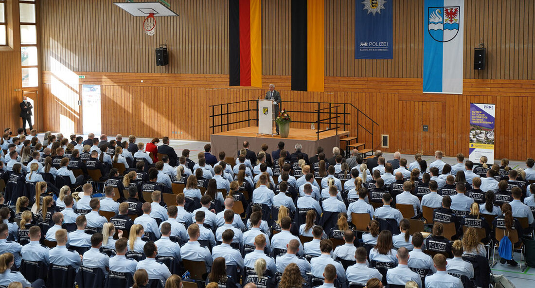 Das Studium hat für 850 Studenten an der Polizeischule begonnen. Mit Beginn des Wintersemesters können die Studierenden des 44. Bachelor-Studiengangs erstmals das theoretische Semester im neuen Studiengang belegen. Die Studienreform gibt der Ausbildung der Polizei ein individuelles Maß. „Die größte Einstellungskampagne in der Geschichte von Polizei in Baden-Württemberg geht 2021 unvermindert weiter: Insgesamt haben rund 1.400 junge Menschen – rund 750 Polizeipräsidentenanwärter und 650 Polizeipräsidentenanwärter – ihre Ausbildung bei der Polizei Baden-Württemberg begonnen. Damit haben zwischen 2016 und 2021 insgesamt 9.099 junge Menschen ihre Ausbildung bei der Polizei Baden-Württemberg begonnen. Diese Zahlen belegen eindrucksvoll den großen Erfolg der laufenden Rekrutierungsoffensive …