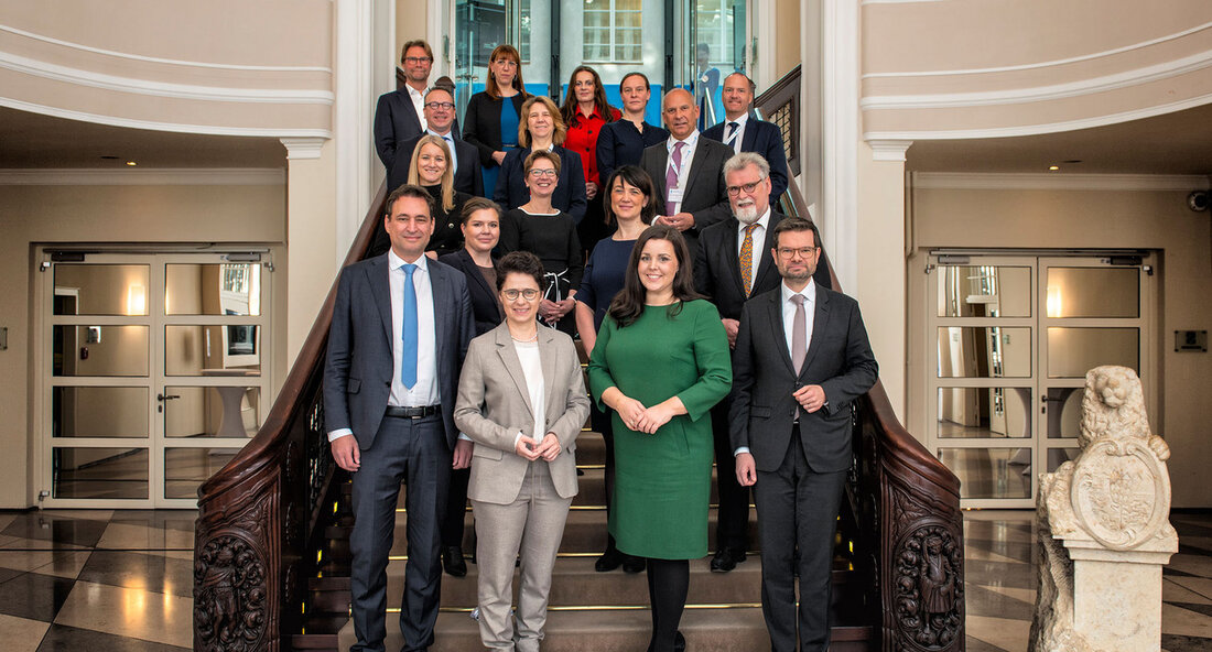 Themen der 93. Justizministerkonferenz in Berlin waren die Digitalisierung, der Schutz von Kindern vor sexuellem Missbrauch und Kinderpornografie und der Schutz von Mietern. Debatten und zahlreiche wichtige Impulse: Die Herbstkonferenz der Justizministerinnen und -minister in Berlin unter dem Vorsitz Bayerns hat sich wieder einmal als rechtspolitische Denkfabrik erwiesen und wichtige Initiativen für die Bundesgesetzgebung hervorgebracht. Der Vorsitzende der 93. Justizministerkonferenz und bayerische Justizminister Georg Eisenreich sagte: „Ich freue mich sehr über das ausgesprochen konstruktive Klima der Konferenz. Wir haben wichtige Themen intensiv diskutiert. Wenn es um die Zukunft unseres Rechtsstaats geht, stehen alle 16 Bundesländer zusammen. Das zeigt sich auch …