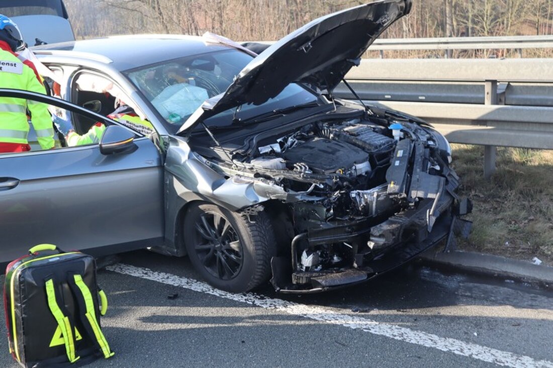 Am 10.03.2025 verursachte ein Spurwechsel auf der A33 bei Bielefeld einen Unfall mit 30.000 Euro Sachschaden und zwei Leichtverletzten.