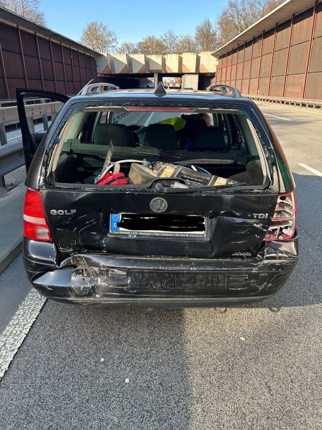 Auf der A65 kam es zu einem Auffahrunfall, als eine 57-Jährige vermutlich unaufmerksam auf einen vorausfahrenden Wagen auffuhr. Ein 45-Jähriger erlitt ein Schleudertrauma.