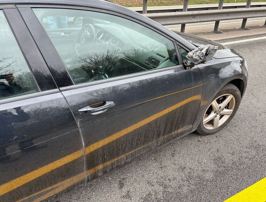 27-jähriger Golffahrer kollidiert beim Fahrstreifenwechsel mit Sattelzug auf der A65. Baustellenverkehrsführung führt zu Behinderungen.