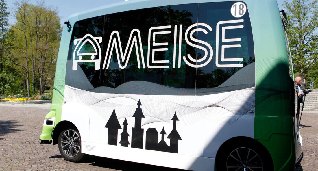 Autonomer Kleinbus „Ameise“ startet in die dritte Projektphase Mit dem Start des Verbundvorhabens Ameise III geht das Projekt in die nächste Phase. Dabei steht die Einführung des autonomen Öffentlichen Personennahverkehrs (ÖPNV) im Fokus. Kern des Projekts ist die Identifizierung von Erfolgsfaktoren für die ganzheitliche Integration des autonomen Personentransports in Baden-Württemberg. Die dritte Phase des Projekts umfasst unter anderem ein neues Testgelände im Zukunftsquartier „Quantum Gardens“ in Ehningen. Das Verbundvorhaben, das vom Verkehrsministerium mit rund 1,7 Millionen Euro gefördert wird, hat bereits in den vorherigen Phasen wichtige Erkenntnisse gewonnen. Der automatisierte Buslinienbetrieb zwischen S-Bahnhof Waiblingen und dem Berufsbildungswerk wurde von den …