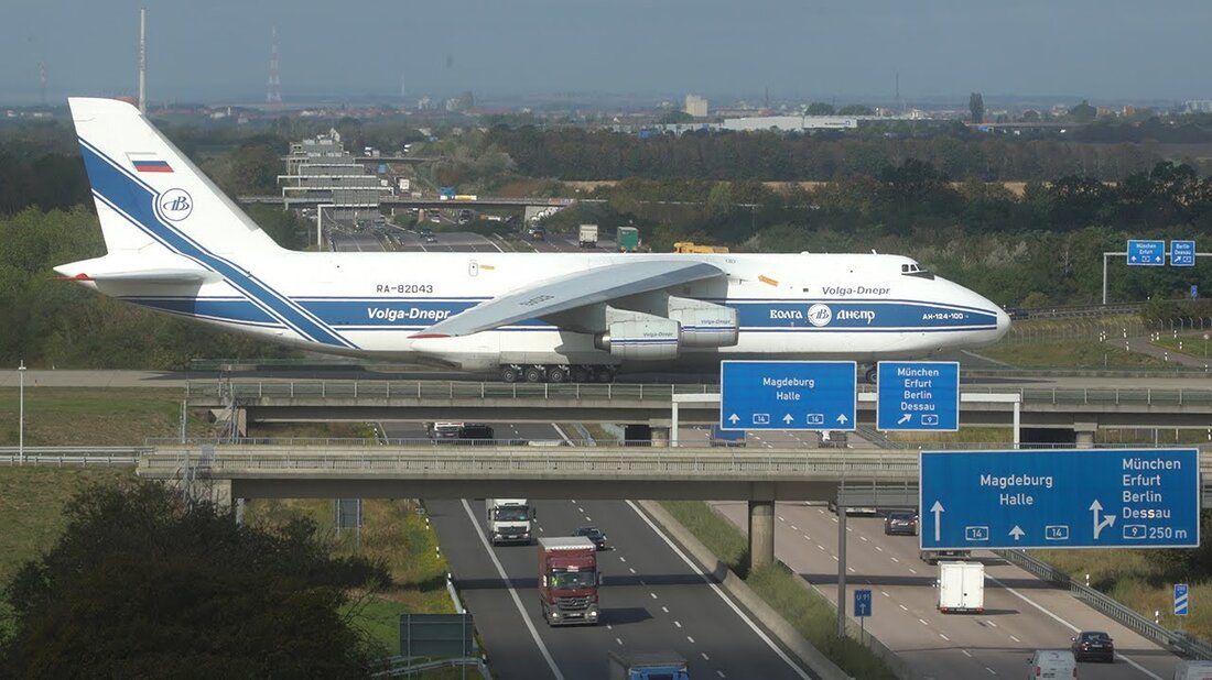 Dieser Antonov AN124 von Volga Dnepr Airlines musste die Autobahn überqueren, um zur aktiven Landebahn zu gelangen. Meiner Meinung nach ist dies das beeindruckendste Motiv am Flughafen Leipzig Halle. Die An124 fuhr 30 Minuten nach der Antonov An22 ab und ich wartete, bis der größere Bruder der An22 Leipzig verließ, bevor ich diesen Ort verließ. Beachten Sie alle diese AN124 auf dem Boden in Leipzig. Sie haben eine Wartungseinrichtung an diesem Flughafen und deshalb konnte ich fünf AN124 in einem einzigen Rahmen bekommen. Nachdem ich den Abflug des VDA AN124 gefilmt hatte, ging ich etwas näher an die geparkten Antonovs …