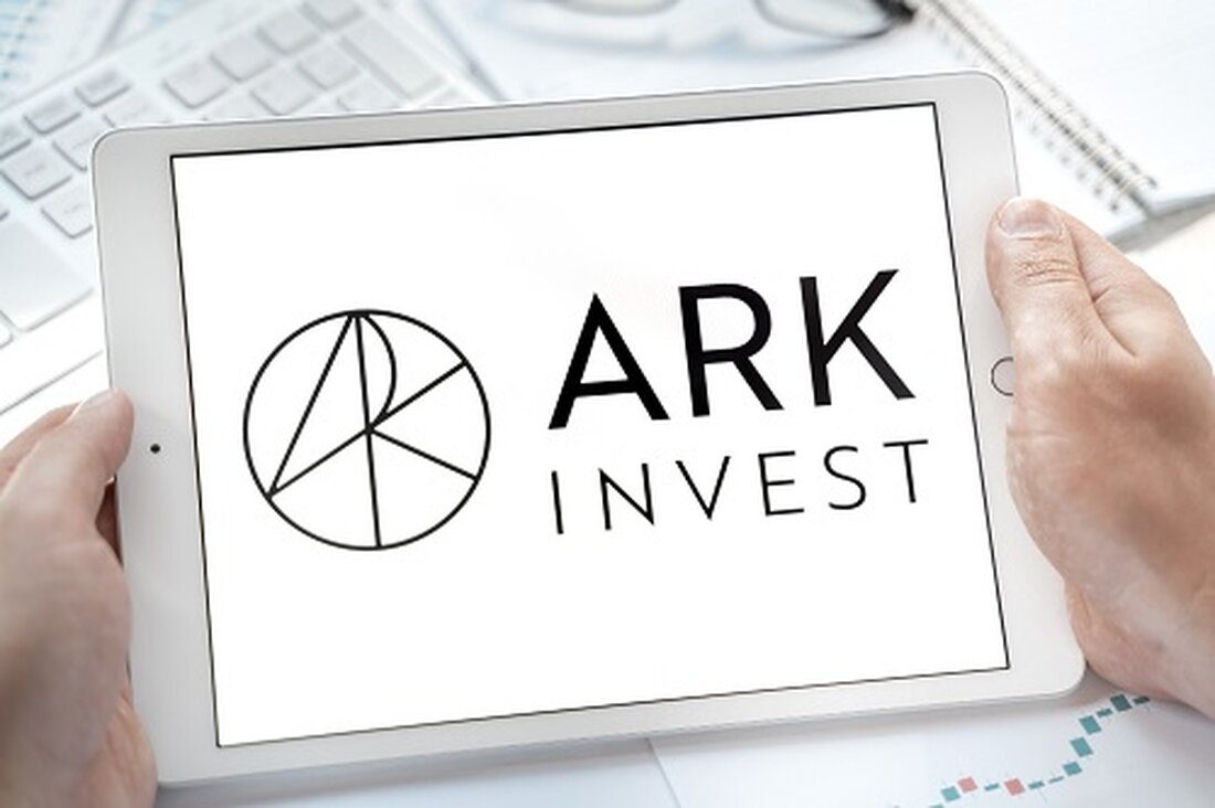 Ark Invest verkaufte im Rahmen einer Rebalancing-Strategie 44.609 Aktien seines ARKB Spot Bitcoin ETF für 2,8 Millionen Dollar. Das Unternehmen hält 139,7 Millionen US-Dollar an ARKB, was es zur zweitgrößten Beteiligung an ARKW macht. US-Spot-Bitcoin-ETFs verzeichneten Zuflüsse in Höhe von 4,5 Millionen US-Dollar, während Ethereum-ETFs Abflüsse hinnehmen mussten. Cathie Woods Ark Invest hat Schlagzeilen gemacht, indem sie 44.609 Aktien ihres ARKB Spot Bitcoin ETF im Wert von 2,8 Millionen Dollar abgestoßen hat. Der Verkauf, der am Montag stattfand, ist Teil der laufenden Neugewichtungsstrategie von Ark zur Anpassung der Fondsgewichtung. Allerdings ist dies nicht der erste Schritt dieser Art. Das Unternehmen &hellip;