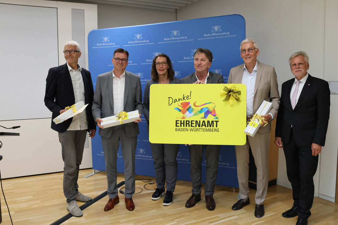Baden-Württemberg führt landesweit gültige Ehrenamtskarte ein Ab dem 1. August 2023 haben bürgerschaftlich stark engagierte Baden-Württembergerinnen und Baden-Württemberger aus den Modellregionen Landkreis Calw, Ostalbkreis, Freiburg und Ulm die Möglichkeit, die landesweit gültige Ehrenamtskarte zu beantragen. Diese ermöglicht Vergünstigungen bei verschiedenen Kultur-, Sport- und Bildungseinrichtungen. Um die Karte zu erhalten, muss man in den letzten zwölf Monaten mindestens 200 Stunden ehrenamtlich in einer der genannten Regionen tätig gewesen sein. Bei der offiziellen Unterzeichnung der Kooperationsvereinbarungen am 19. Juni 2023 in Stuttgart betonte Sozial-, Gesundheits- und Integrationsminister Manne Lucha die Bedeutung des bürgerschaftlichen Engagements für die Demokratie. Er dankte den Menschen, die …