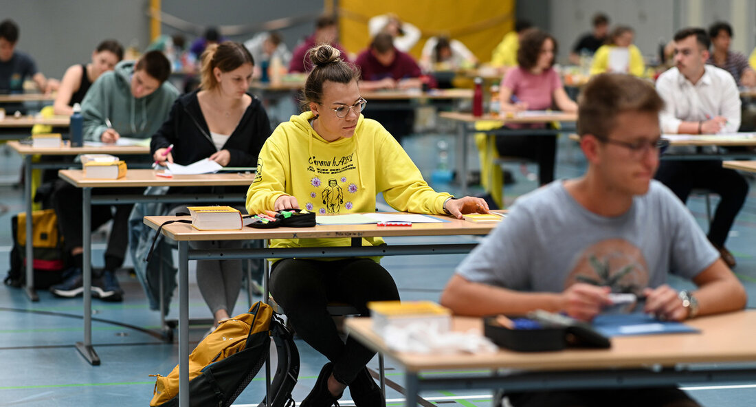 Am 19. April 2023 startet das Abitur an den allgemeinbildenden Gymnasien und am 21. April 2023 an den Beruflichen Gymnasien. Insgesamt etwa 47.500 Schülerinnen und Schüler nehmen in diesem Jahr an den Prüfungen teil. Am kommenden Mittwoch, dem 19. April 2023, beginnen die Abiturprüfungen in Baden-Württemberg mit dem Fach Biologie an den allgemein bildenden Schulen. Sowohl an den allgemein bildenden Schulen als auch an den Beruflichen Gymnasien findet am 26. April 2023 das Deutsch-Abitur statt. Insgesamt etwa 47.500 Schülerinnen und Schüler nehmen in diesem Jahr an den Prüfungen teil, davon 31.000 an den allgemein bildenden Schulen (dazu gehören zum Beispiel &hellip;