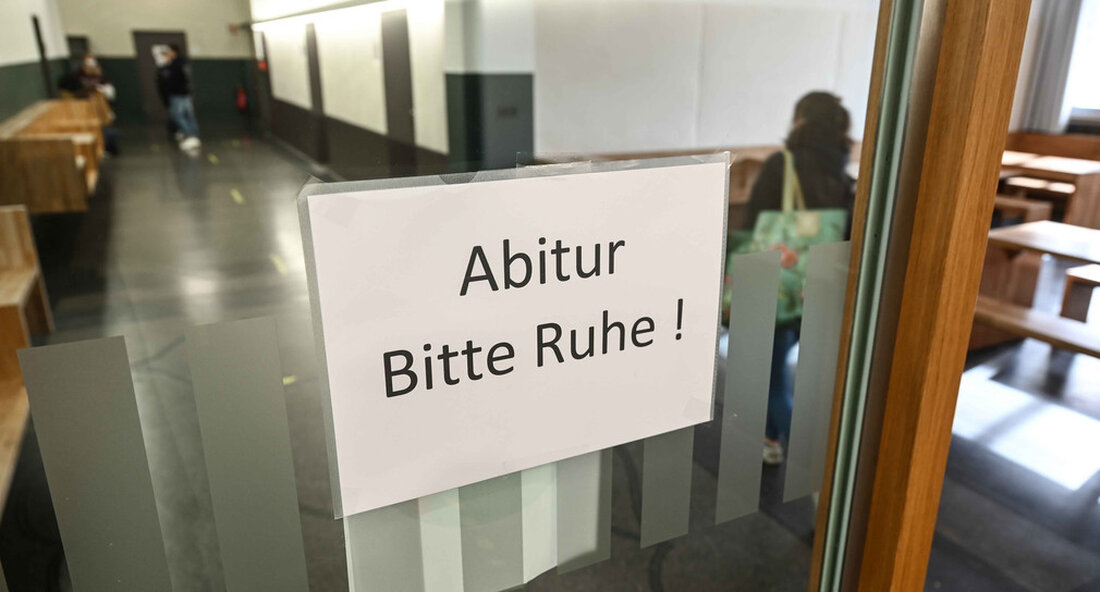 Am 27. April 2022 fanden die Abiturprüfungen in Deutsch an den allgemeinbildenden und berufsbildenden Gymnasien sowie den Gemeinschaftsschulen statt. Die Schüler hatten die Wahl zwischen verschiedenen Aufgaben. Insgesamt nehmen rund 47.400 Schülerinnen und Schüler an der diesjährigen Abiturprüfung teil, davon rund 31.600 im allgemeinbildenden und rund 15.800 im berufsbildenden Gymnasium. Am Mittwoch, 27.04.2022, wurde sowohl an den allgemeinbildenden Schulen als auch an den beruflichen Gymnasien das Abitur in deutscher Sprache geschrieben. Unterschiede zwischen allgemeinbildenden und berufsbildenden Gymnasien Die Abiturprüfung findet in diesem Jahr nach der neuen zum zweiten Mal an den allgemeinbildenden Gymnasien statt Abiturverordnung (AGVO) stattdessen: Alle Studierenden legen …