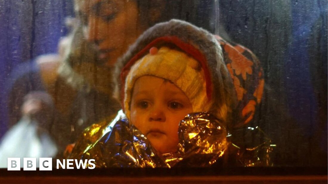 Russlands erzwungene Abschiebung ukrainischer Kinder in Gebiete unter seiner Kontrolle kommt einem Kriegsverbrechen gleich, sagten UN-Ermittler. Die UN-Untersuchungskommission für die Ukraine sagte, es gebe Beweise für die illegale Überstellung von Hunderten ukrainischer Kinder nach Russland. Der Bericht der Kommission ist kategorisch, dass Russland auch andere Kriegsverbrechen in der Ukraine begangen hat. Dazu gehören Angriffe auf Krankenhäuser, Folter, Vergewaltigung und vorsätzliche Tötungen. Zahlen der ukrainischen Regierung beziffern die Zahl der Kinder, die zwangsweise nach Russland gebracht wurden, auf 16.221. Russland hat Richtlinien wie die Gewährung der russischen Staatsbürgerschaft und die Unterbringung von Kindern in Pflegefamilien eingeführt, um „einen Rahmen zu schaffen, …