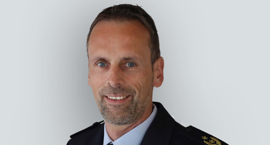 Innenminister Thomas Strobl verabschiedet Landespolizeidirektor Martin Feigl in den Ruhestand Am vergangenen Dienstag verabschiedete der Innenminister von Baden-Württemberg, Thomas Strobl, Landespolizeidirektor Martin Feigl in den wohlverdienten Ruhestand. Feigl galt als einer der führenden Beamten der Polizei in Baden-Württemberg und wurde für seine fachliche Kompetenz und seine menschliche Art sowohl innerhalb als auch außerhalb der Polizei hoch geschätzt. Feigl, der in seiner langjährigen Karriere verschiedene Spitzenämter bei der Landespolizei innehatte, wurde für seine pragmatische und geradlinige Arbeitsweise gelobt. Er habe die Polizei kontinuierlich weiterentwickelt, dabei stets die Menschen mitgenommen und für ihre Arbeit begeistert, betonte Strobl bei der Verabschiedung. Seine Laufbahn …