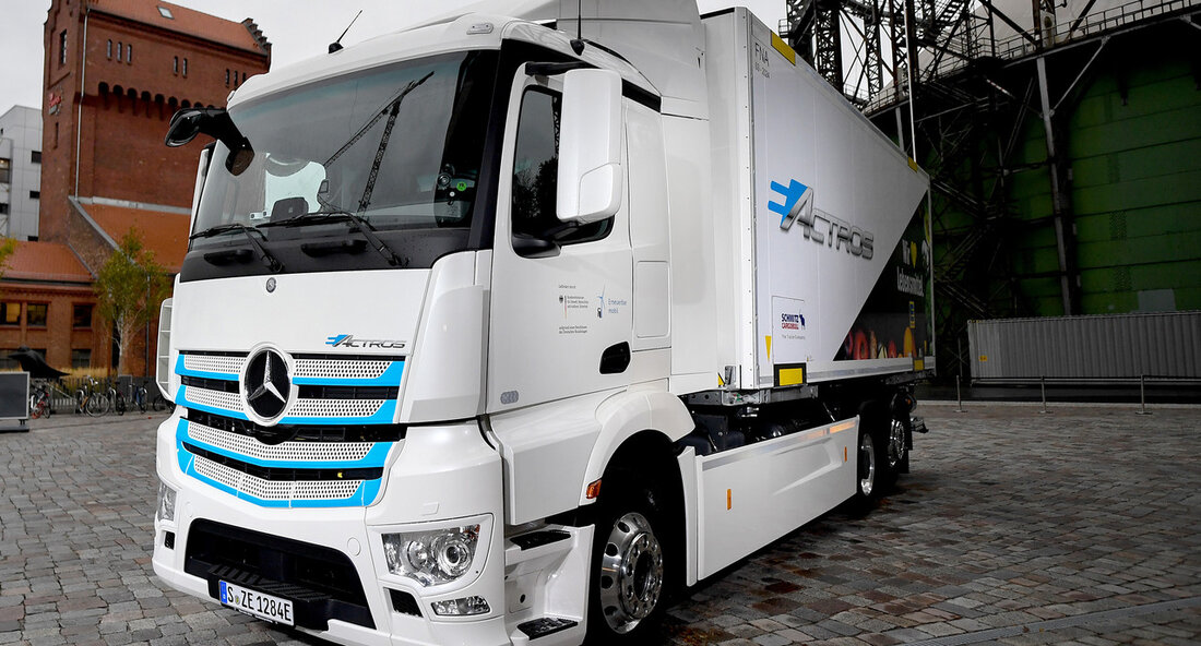 Umwelt- und Verkehrsministerium in Baden-Württemberg setzen auf Elektro-Lastverkehr an Autobahnen Das Umweltministerium, das Verkehrsministerium, Netze BW und Daimler Truck haben eine Absichtserklärung zur Netzintegration von Ladeinfrastruktur für Elektro-Lastverkehr an Autobahnen in Baden-Württemberg unterzeichnet. Die Elektromobilität spielt eine immer größere Rolle in der Reduzierung von CO2-Emissionen im Verkehrssektor, weshalb auch batterieelektrische Antriebe im Bereich der Nutzfahrzeuge an Bedeutung gewinnen. Um Elektro-Lastverkehr flächendeckend etablieren zu können, ist der Aufbau einer entsprechenden Ladeinfrastruktur von großer Bedeutung. Mit dem Letter of Intent haben die beteiligten Parteien nun erste Standorte im Fernverkehr identifiziert, an denen ein Bedarf für den Ausbau der elektrischen Infrastruktur besteht. Zu …