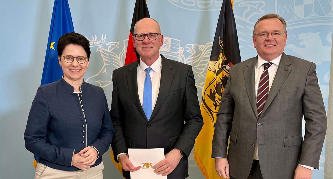 Stuttgarter Generalstaatsanwalt Achim Brauneisen tritt nach jahrzehntelanger Tätigkeit in den Ruhestand Nach rund 36 Jahren im baden-württembergischen Justizdienst geht der Generalstaatsanwalt Achim Brauneisen in den wohlverdienten Ruhestand. Seine letzte Position als Leiter der Generalstaatsanwaltschaft Stuttgart führte er über zehn Jahre lang aus und hatte damit die Aufsicht über alle Staatsanwaltschaften im Bezirk des Oberlandesgerichts Stuttgart. Seine herausragende Karriere, die zahlreiche verantwortungsvolle Ämter umfasste, wurde bei einer feierlichen Verabschiedung im Ministerium der Justiz und für Migration gewürdigt. Ministerin der Justiz und für Migration, Marion Gentges, lobte Brauneisen als fachlich herausragenden Juristen und starke Führungspersönlichkeit. Sein Engagement für die Strafjustiz, die Bekämpfung …