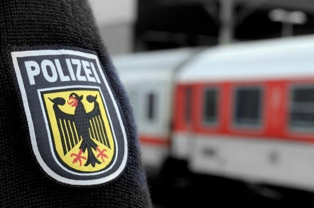 Bundespolizei nimmt in Rosenheim eine achtköpfige afghanische Migrantengruppe mit mutmaßlichem Schleuser im Zug fest.