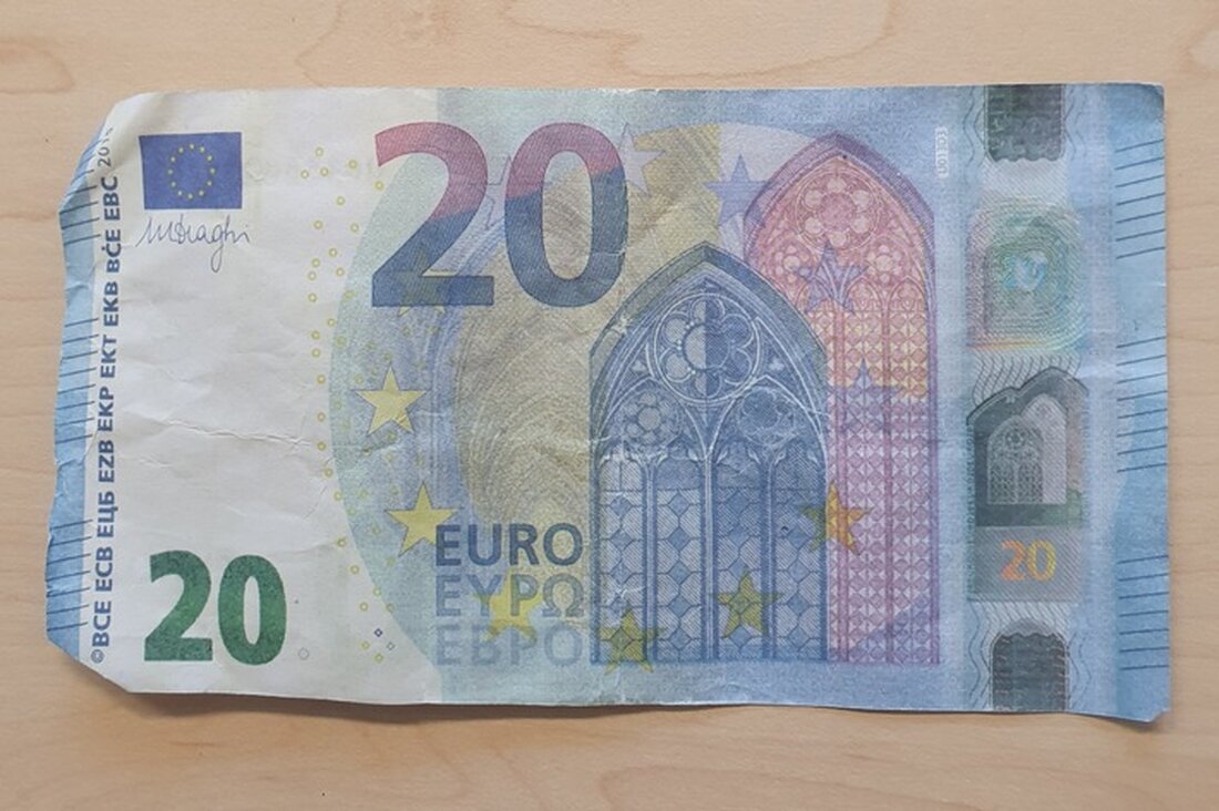 Die Polizei in Eislingen/Fils warnt vor gefälschten 20-Euro-Banknoten ("Prop Copy"), die von Jugendlichen in Umlauf gebracht werden.