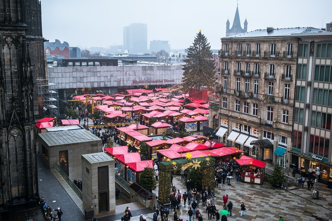 Besuchen Sie den Adventsmarkt im Rathaus Charlottenburg am 27. November 2024! Erleben Sie ein tolles Angebot aus gemeinnützigen Werkstätten, informieren Sie sich über die Wunschbaum-Aktion für unbegleitete minderjährige Geflüchtete und unterstützen Sie mit Geschenken für 140 Kinder. Ein Weihnachtsmarkt, der verbindet!