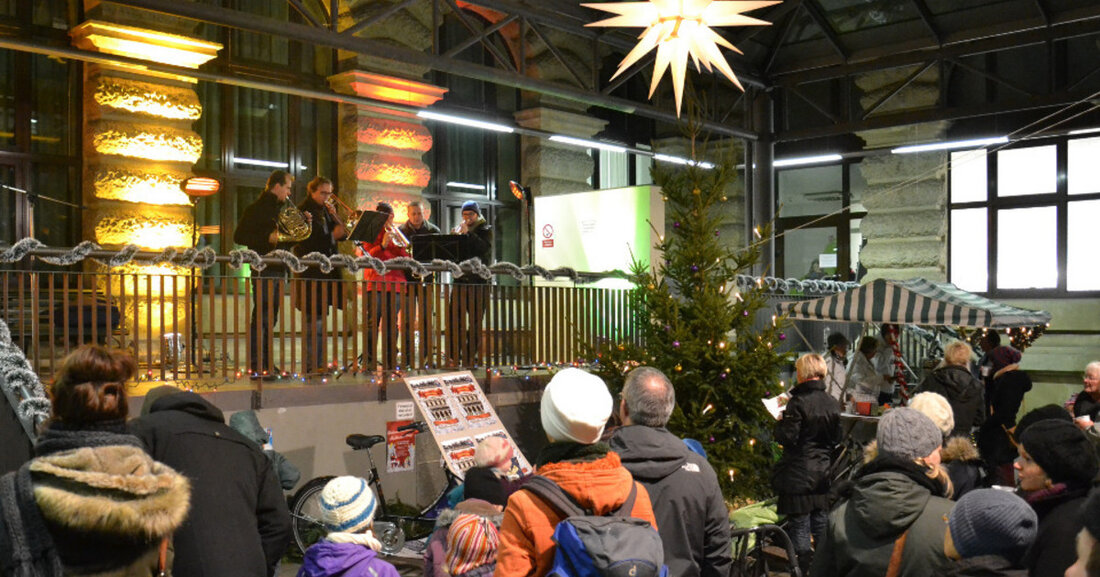 Adventsmusik 2022: Weihnachtskonzerte in der Musikschule Der Innenhof der Musikschule &#8222;Johann Sebastian Bach&#8220; verwandelt sich nach einer pandemiebedingten Pause endlich wieder in einen kleinen Adventsmarkt. Immer montags bis freitags ab 17 Uhr musizieren Ensembles und Schülerinnen und Schüler der Musikschule in weihnachtlicher Atmosphäre. Dazu gibt es Glühwein und Plätzchen. Der Eintritt ist frei. Adventsmusik in der Musikschule © Musikschule &#8222;Johann Sebastian Bach&#8220; Konzerte 28.11. Musikalischer Auftakt in den Advent 29.11. Jugendsinfonieorchester, Leitung: Ron-Dirk Entleutner 30.11. Junior Bigband, Leitung: Andreas Wendland 01.12. Sinfonisches Blasorchester, Leitung: Wilfried Thoß 02.12. Petite Bande, Leitung: Norbert Kaschel 05.12. Grundschüler/-innen des Projektes &#8222;Singt euch ein!&#8220;, Leitung: &hellip;