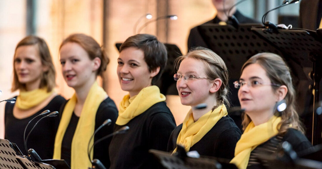 Adventsmusik der Diakonie mit der Schola Cantorum Leipzig Am Sonntag, den 11. Dezember 2022, laden die Kinder- und Jugendchöre der Schola Cantorum Leipzig zum Weihnachtskonzert mit der Diakonie in die Nikolaikirche ein. © Eric Kemnitz Im Konzert sind weihnachtliche Chor- und Instrumentalmusik aus verschiedenen Epochen zu hören. Es singen der Kinderchor (Leitung Bernhard Steiner) und der Kammerchor (Leitung Sven Kühnast) zusammen mit dem Leipziger Bläserkreis (Leitung Jörg-Michael Schlegel). Organist ist Tobias Orzesko und am Klavier ist Aya Kugele zu hören.   Der Eintritt ist frei. Am Ausgang wird um eine Kollekte zugunsten der Leipziger Diakonie gebeten. Kinder- und Jugendchöre der &hellip;