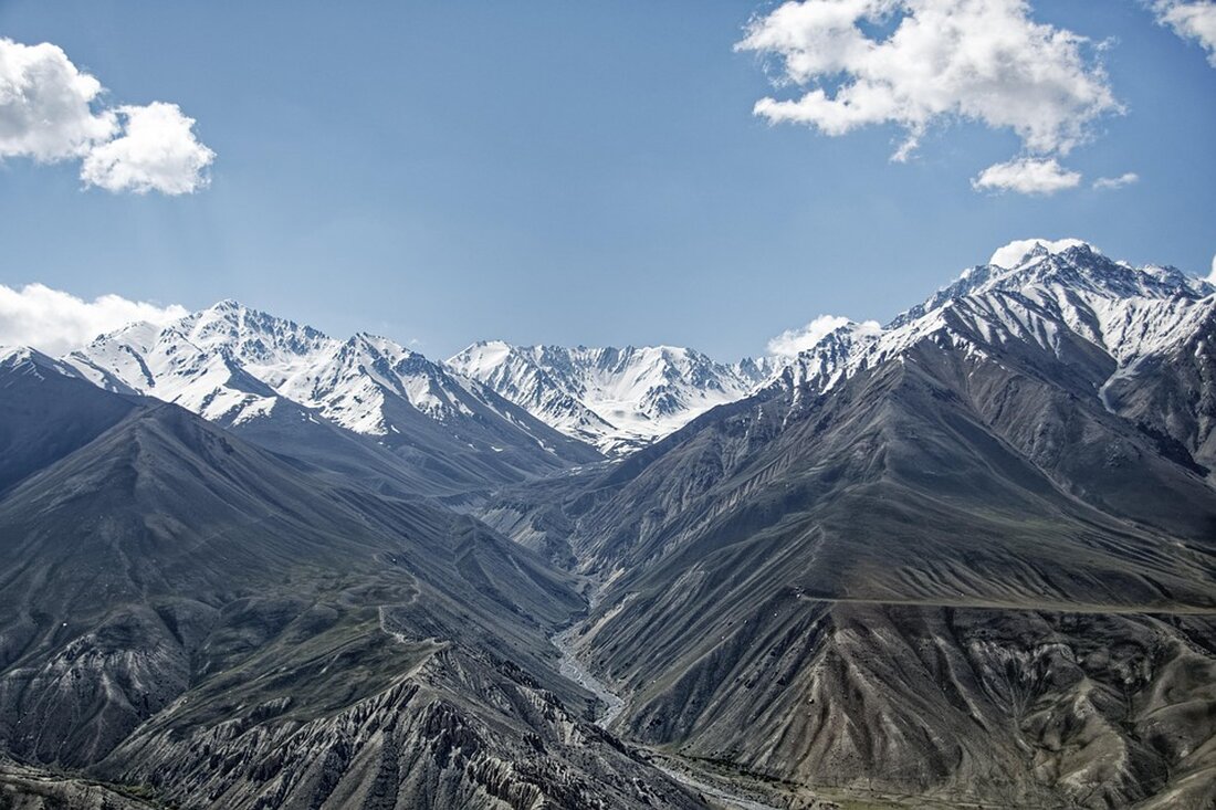 Das Afghanistan Komitee für Frieden, Wiederaufbau und Kultur e.V. hat zu einer Auftaktveranstaltung und Projektvorstellung ins Rathaus Spandau eingeladen. Das Projekt trägt den Titel „Women Empower Women“ und bringt neu angekommene weibliche Ortskräfte aus Afghanistan mit bereits in Spandau lebenden Frauen zusammen. Ziel des Projekts ist es, den neu angekommenen Frauen Wissen zu vermitteln und sie bei ihrem Bestreben nach einem selbstbestimmten und unabhängigen Leben in Berlin Spandau zu unterstützen. Zusätzlich bietet das Projekt eine Plattform für Vernetzung, um Vereinsamung entgegenzuwirken und Erfahrungen auszutauschen. Die Senatsverwaltung für Stadtentwicklung, Bauen und Wohnen fördert das Projekt im Rahmen eines FEIN-Pilotprojekts von 2023-2025. …