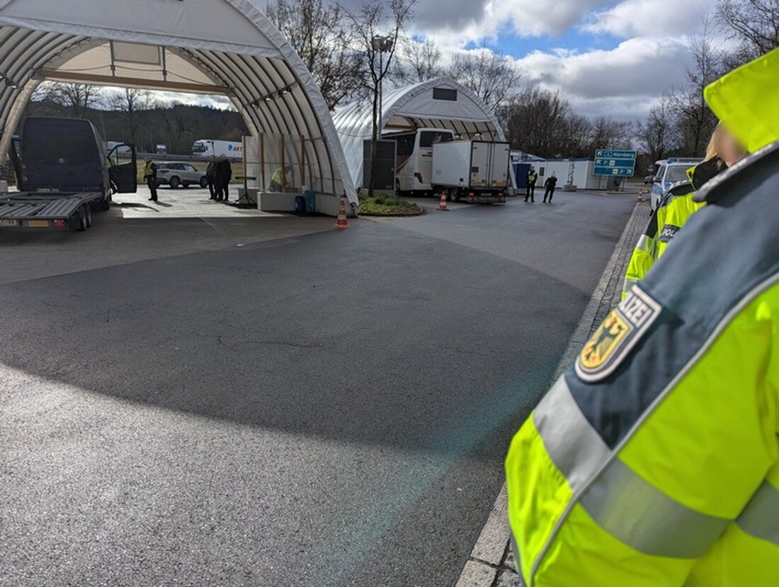 Bei einer Grenzkontrolle nahe Waidhaus verlangten Beamte der Bundespolizei nach einem Angriff auf sie rechtliche Schritte gegen eine Angreiferin.