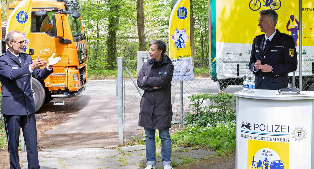 Baden-Württemberg setzt sich mit starken Partnern für mehr Sicherheit im Straßenverkehr ein. In diesem Jahr stehen Radfahrer im Mittelpunkt des Aktionstages „afe.mobil.leben“. „Immer mehr Verkehrsteilnehmer teilen sich eine begrenzte Verkehrsfläche – gegenseitige Rücksichtnahme ist das A und O. Jeder Verkehrsteilnehmer hat Rechte und Pflichten, die beachtet werden müssen. Nur wenn alle dies verinnerlichen, können wir die Verkehrssicherheit noch weiter erhöhen “, sagte der stellvertretende Ministerpräsident, Innenminister und Vorsitzende der Innenministerkonferenz Thomas Strobl anlässlich des bundesweiten Aktionstages. Der Schwerpunkt wird 2021 auf Radfahrern liegen Die Kampagne wurde 2018 von der Konferenz der Innenminister und hat jedes Jahr einen anderen Fokus. In …