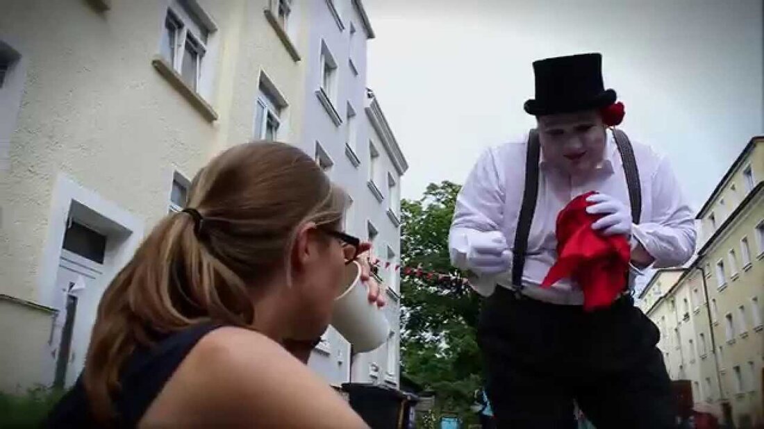 // Zauberclown Leipzig Aladino Rose – Kontakt: 0157-37545361 // aladinreske@gmx.de /////// Videodokumentationsshow – WIEL Filmproduktion | http://wiel.org // WIEL Filmproduktion Leipzig: http://wiel.org // http://filmproduktion-leipzig.com // https://www.facebook.com/videoproduktion.leipzig/ Kameramann Leipzig: http://kameramann-leipzig.net // https://www.facebook.com/kameramann.leipzig Videoproduktion Leipzig: http://wiel-videoproduktion-leipzig.de Bildfilm Leipzig: http: // filmproduktion-imagefilm .eu Location Scout Deutschland: http://germanfilmproduction.com Telefon: 0341-24050817 Mail: info@wiel.org. Youtube-Link
