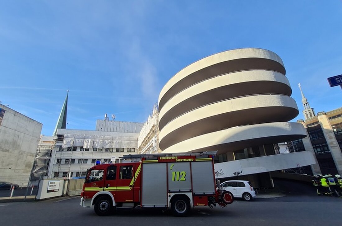 Am Abend entbrannte im Parkhaus Silberstraße Baumaterial. Feuerwehr Dortmund rückte schnell aus, Brandursache wird ermittelt.