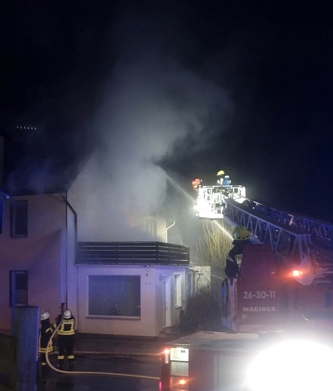 Ein Einfamilienhaus in Alfeld brannte am 24.02.2025. Die Feuerwehr kämpfte bis spät in die Nacht gegen die Flammen.