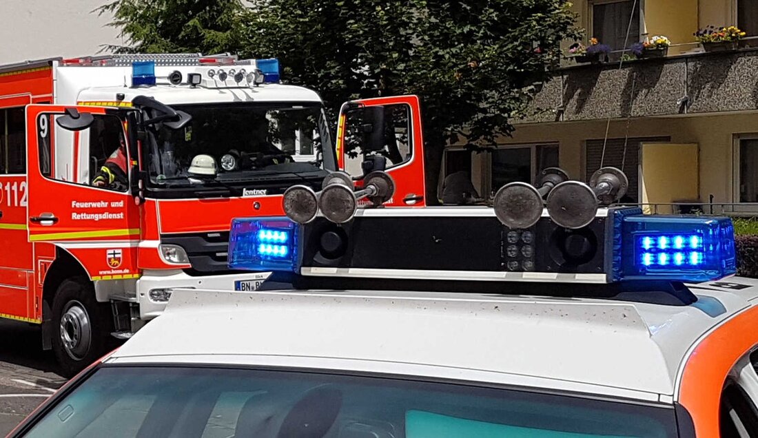 Feuerwehr Bonn rückte zu gemeldeter Rauchentwicklung in Mehrfamilienhaus aus. Fehlalarm und keine Gefahr für Umwelt festgestellt.