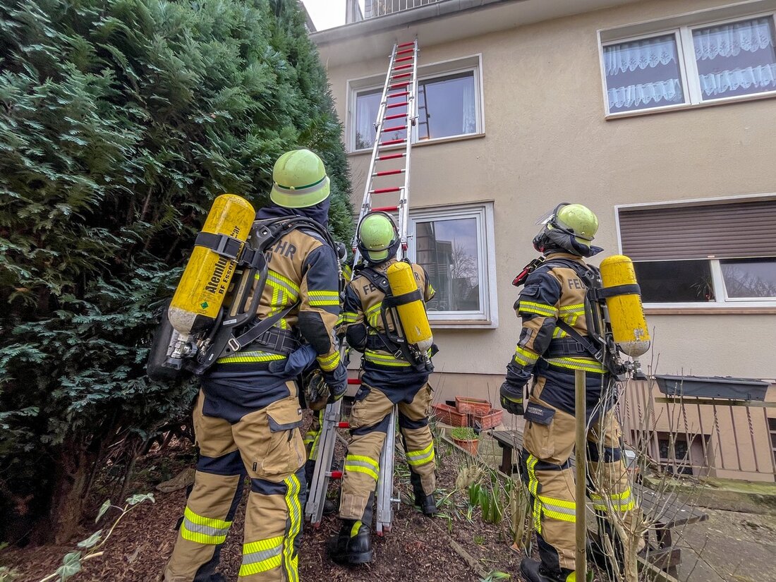 Feuerwehr Essen rückte zu Zimmerbrand durch Akku in Essen-Borbeck aus. Ein Bewohner verletzte sich leicht. Warnung vor Akkubränden.
