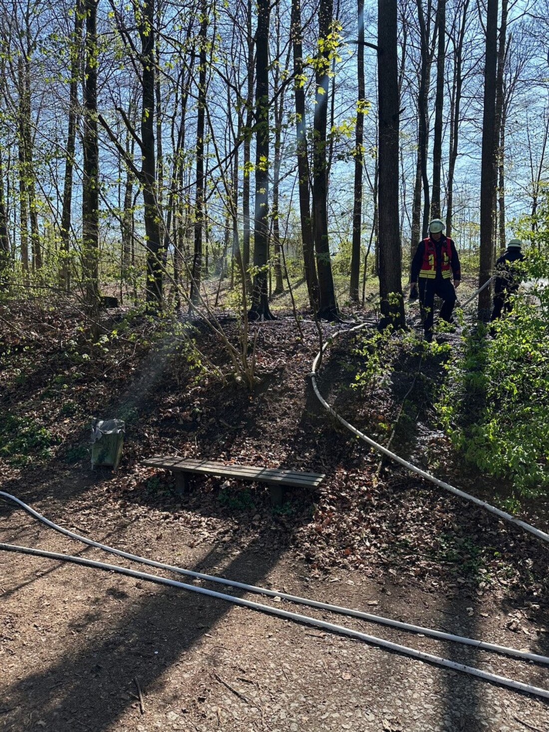 Die Feuerwehr Remscheid bekämpfte am Feilenhauerweg und in der Hans-Böckler-Straße Vegetationsbrände, verursacht durch spielende Kinder.