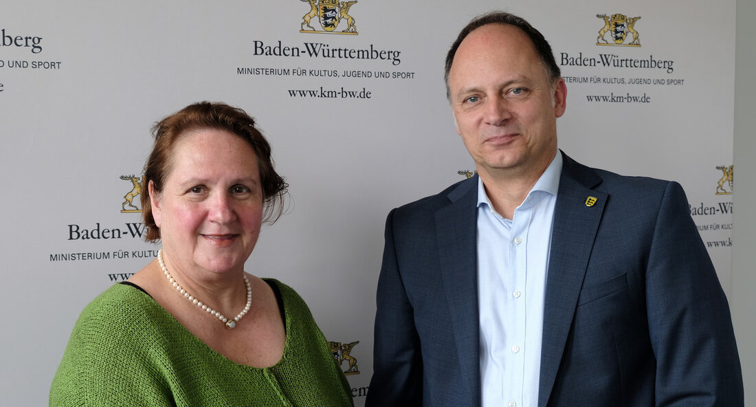 Alexander P. Kirmse neuer Schulleiter des MINT-Exzellenz-Gymnasiums in Baden-Württemberg Das Land Baden-Württemberg hat angekündigt, ein neues schulisches Angebot zur Förderung mathematisch-naturwissenschaftlicher Talente einzuführen. Das MINT-Exzellenz-Gymnasium Baden-Württemberg wird zum Schuljahr 2026/2027 eröffnet und richtet sich an Oberstufenschülerinnen und -schüler mit herausragenden Fähigkeiten in den Bereichen Mathematik, Informatik, Naturwissenschaft und Technik. Der Gründungsschulleiter des neuen Gymnasiums wird Alexander P. Kirmse sein. Kirmse verfügt über umfangreiche Erfahrungen im Bildungsbereich, sowohl in Deutschland als auch im Ausland. Seine berufliche Laufbahn begann er in der physikalischen Grundlagenforschung an der Universität Leipzig, bevor er als Lehrer und Schulleiter an verschiedenen Schulen in Deutschland und im Ausland …