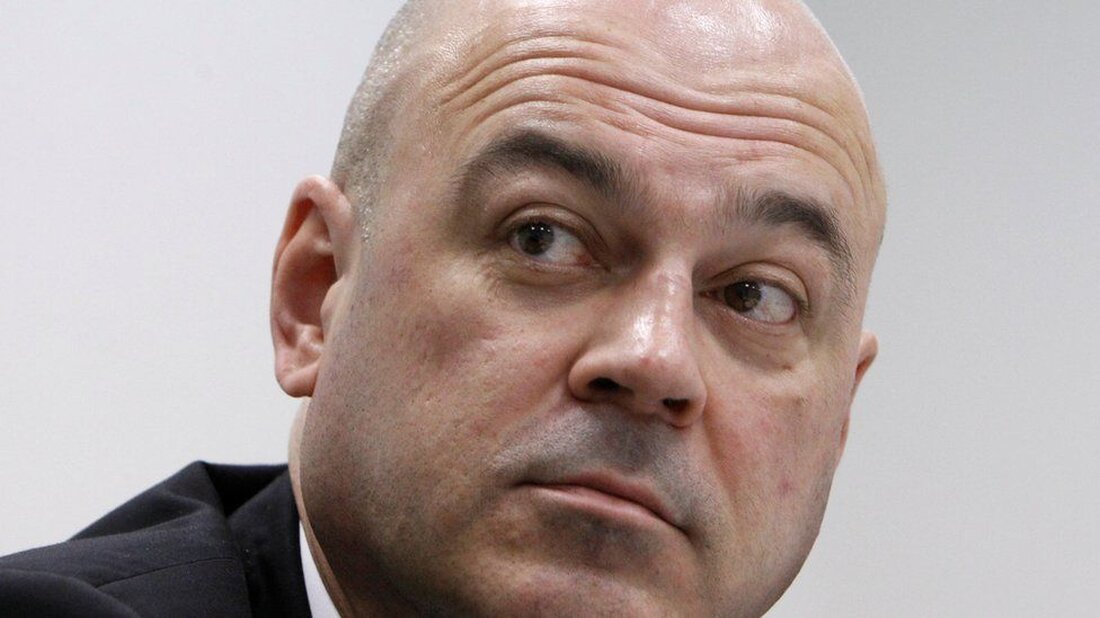 In Frankreich wurde ein russischer Milliardär unter dem Verdacht festgenommen, gegen EU-Sanktionen verstoßen und Steuerbetrug begangen zu haben. Bei einer der ersten Aktionen dieser Art in Frankreich seit Beginn des Ukraine-Krieges wurde Alexei Kusmitschew in Saint-Tropez an der französischen Riviera festgenommen. Die Polizei durchsuchte sowohl in Saint-Tropez als auch in Paris Grundstücke, die mit dem Tycoon, einem Verbündeten von Präsident Wladimir Putin, in Verbindung stehen. Die Anwälte von Herrn Kusmitschew standen für eine Stellungnahme nicht sofort zur Verfügung. Als Mitbegründer des russischen Finanzkonsortiums Alfa Group wurde er am Montag im Zusammenhang mit mutmaßlicher Geldwäsche, Steuerhinterziehung und Verstößen gegen internationale Sanktionen …