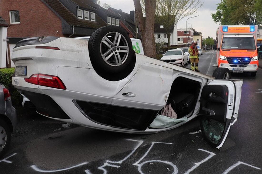 Ein alkoholisierter Fahrer verursachte am 13. April 2025 in Ratingen einen schweren Verkehrsunfall und verletzt sich leicht.