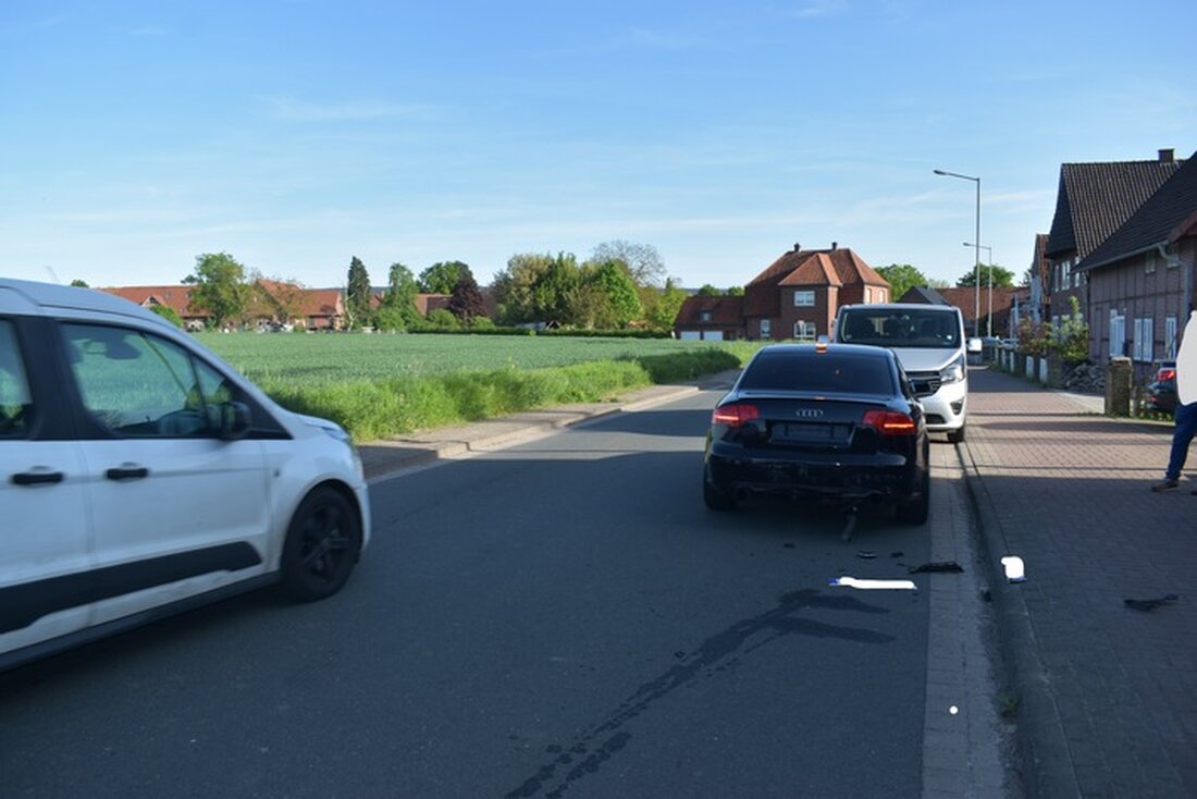 Ein 30-Jähriger verursachte in Helpsen einen Unfall unter Alkoholeinfluss und floh. Die Polizei ermittelt wegen Verkehrsunfallflucht.
