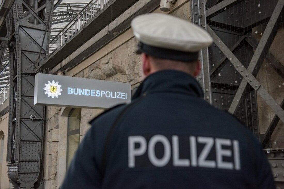 Ein 34-Jähriger weigert sich nachts am Hauptbahnhof Emden, aus einem Zug auszusteigen, und attackiert die Bundespolizei. Strafanzeige folgt.