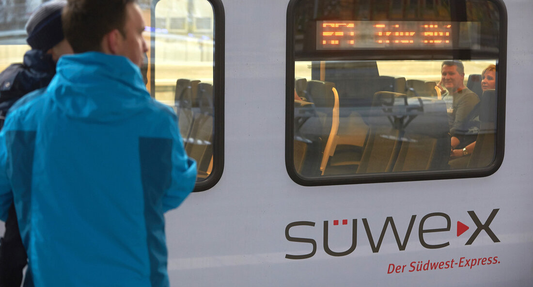 Titel: Alle Regionalzüge in Baden-Württemberg fahren ab 2024 mit Ökostrom Gute Nachrichten für den Klimaschutz in Baden-Württemberg: Seit Anfang des Jahres 2024 sind alle Regionalzüge des Landes auf den elektrifizierten Strecken mit Ökostrom unterwegs. Diese Maßnahme soll dazu beitragen, den ökologischen Fußabdruck des öffentlichen Verkehrs zu reduzieren und den Ausstoß von klimaschädlichem Kohlendioxid zu minimieren. Verkehrsminister Winfried Hermann betonte, dass Bahnfahren in Baden-Württemberg in diesem Jahr noch umweltfreundlicher geworden ist. Die elektrischen Züge werden nun zu 100 Prozent mit Ökostrom angetrieben, der ausschließlich aus erneuerbaren Energiequellen wie Wind, Sonne oder Wasser stammt. Dadurch werden viele Tonnen klimaschädlichen Kohlendioxids vermieden. Die …