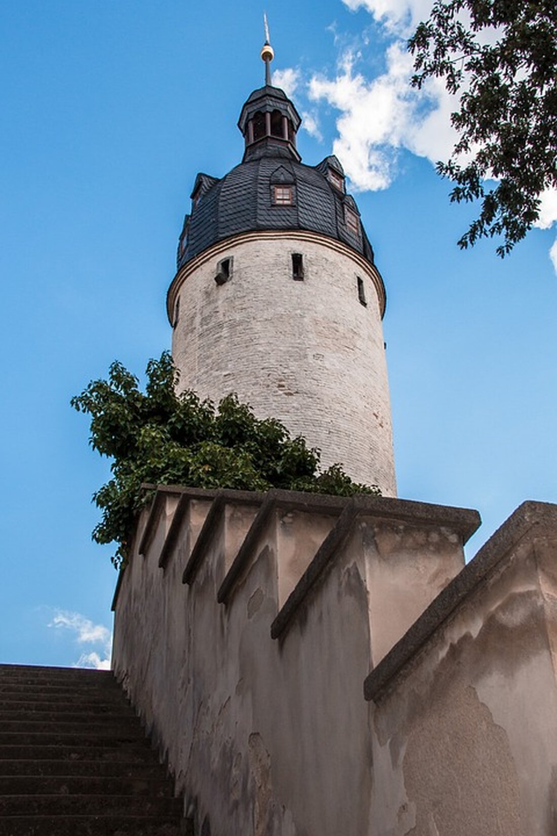 SEO-freundlicher Artikel Altenburger Garagenpächter entsetzt: Extreme Mieterhöhung durch neuen Eigentümer Altenburger Garagenpächter laufen Sturm gegen extreme Pachterhöhungen Altenburg. Dietmar Krause bezeichnet es als eine Katastrophe, was gerade mit dem Garagenkomplex in der Altenburger Käthe-Kollwitz-Straße passiert. Das Grundstück gleich hinter dem Jysk-Möbelgeschäft gehört seit August 2023 der Future Construct AG aus dem bayerischen Markt Schwaben – ein Immobilien-Unternehmen mit Spezialisierung auf Garagenhandel. Die neue Eigentümerin verlangt ab dem 1. Januar 2024 pro Jahr und Garage 780 Euro Miete. Bislang zahlten die Garageneigentümer an die Stadt Altenburg ein jährliches Nutzungsentgelt von lediglich 80 Euro. Mit dem Verkauf des städtischen Grundstückes und den …