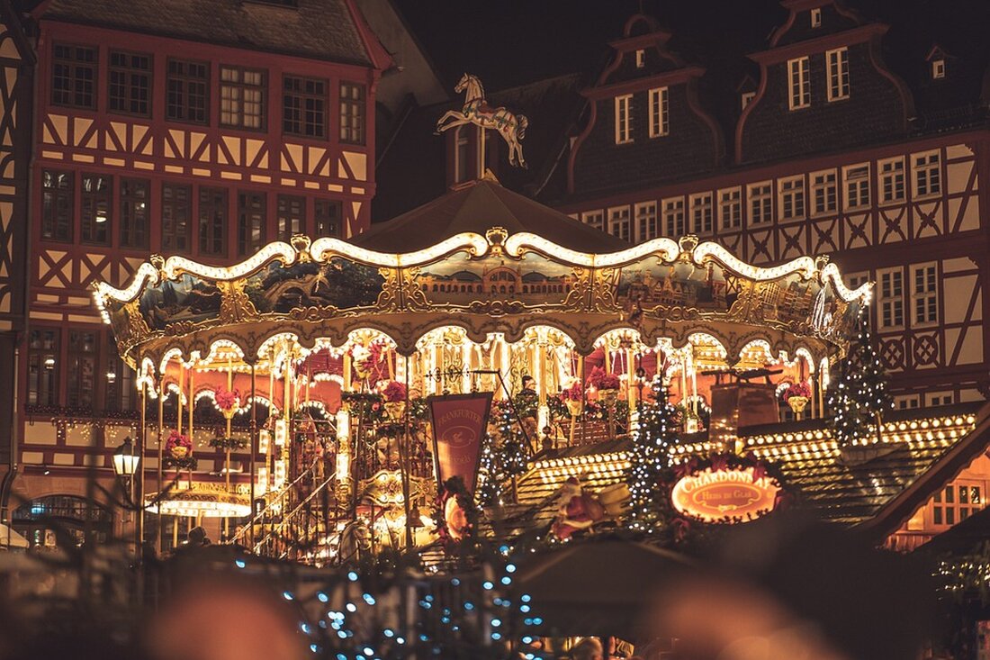 Altenburger Weihnachtsmarkt: Kritik hat gefruchtet – mit Abstrichen Die Stadt Altenburg reagiert auf die Kritik Altenburg. Vor einem Jahr haben sich die Altenburger Stadtväter zum Weihnachtsmarkt allerhand Kritik anhören müssen. Nicht alles davon fanden sie angemessen, manches gar stark übertrieben. Denn, so der Tenor, es habe ja sehr wohl viele zufriedene Besucher gegeben. Und doch sind die Kritiken und Anregungen nicht auf taube Ohren gestoßen. Positive Veränderungen auf dem Markt Die Stadtverwaltung hat in bemerkenswerter Weise reagiert und mit der erstmaligen Verlängerung des Weihnachtsmarktes über das Fest hinaus sogar noch einen drauf gesetzt. Aber auch die anderen Veränderungen stimmen hoffnungsvoll. …