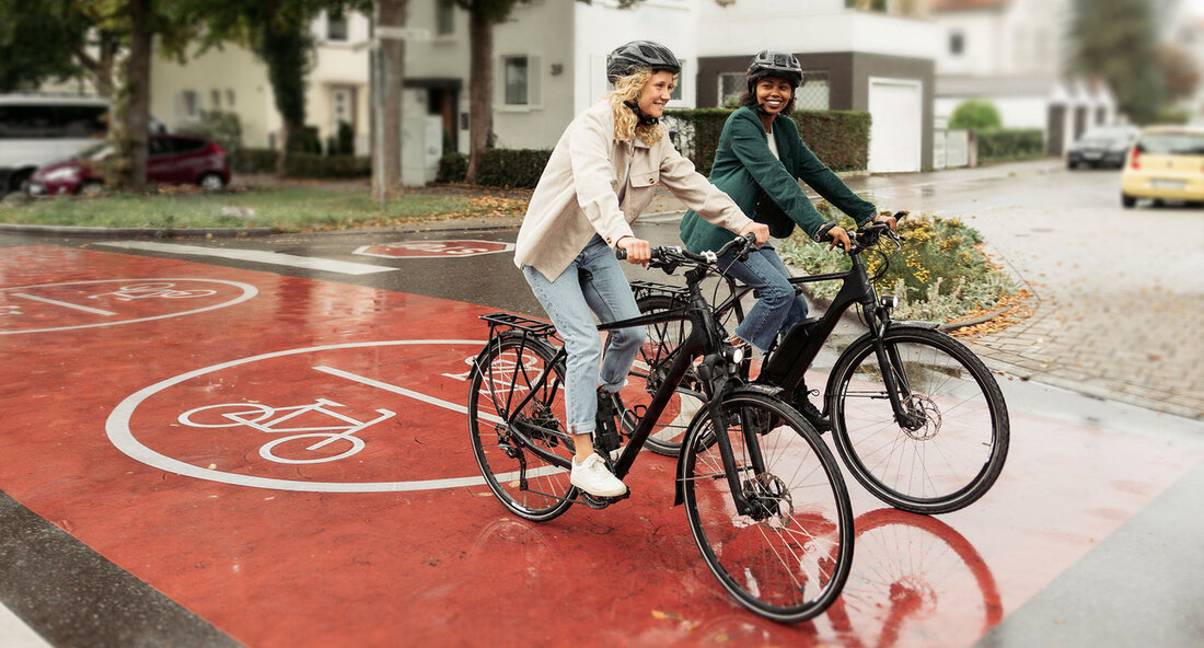 Die Sicherheit im Straßenverkehr und insbesondere die Reduzierung der Anzahl tödlicher Radverkehrsunfälle stehen im Fokus des Verkehrsministeriums in Baden-Württemberg. Eine kürzlich durchgeführte Szenarien-Untersuchung ergab, dass bis zu 60 Prozent weniger tödliche Radunfälle erreichbar wären, wenn Maßnahmen wie der Ausbau von Radwegen, besser einsehbare Kreuzungen und Einmündungen sowie Tempolimits umgesetzt würden. Verkehrsminister Winfried Hermann betonte die Bedeutung der Verkehrssicherheit und stellte fünf identifizierte Maßnahmen vor, um schwere Unfälle zu vermeiden. Insbesondere der systematische Ausbau von Radwegen spielt dabei eine wesentliche Rolle. Dieser soll nicht nur die Sicherheit im Straßenverkehr erhöhen, sondern auch dazu beitragen, dass immer mehr Menschen ihre Wege aktiv …