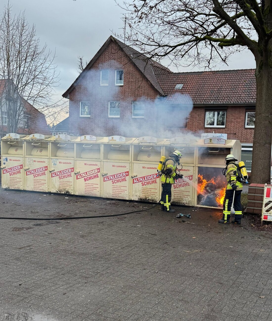 Die Feuerwehr Südheide berichtet von sechs Bränden an Altkleider-Containern in Hermannsburg seit November 2024, die erhebliche Risiken und Schäden verursachten.