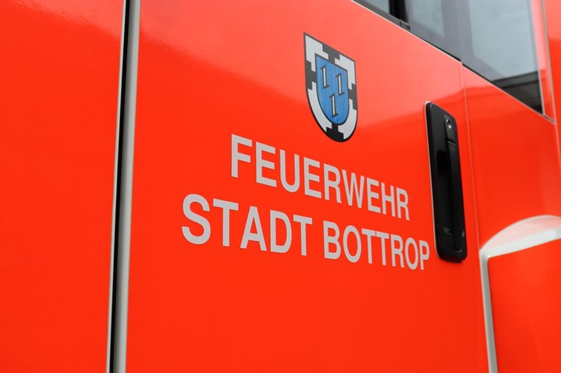 Ammoniakaustritt im Alpincenter Bottrop erfordert umfangreiche Maßnahmen der Feuerwehr. Keine Verletzten, aber Warnungen für Anwohner.