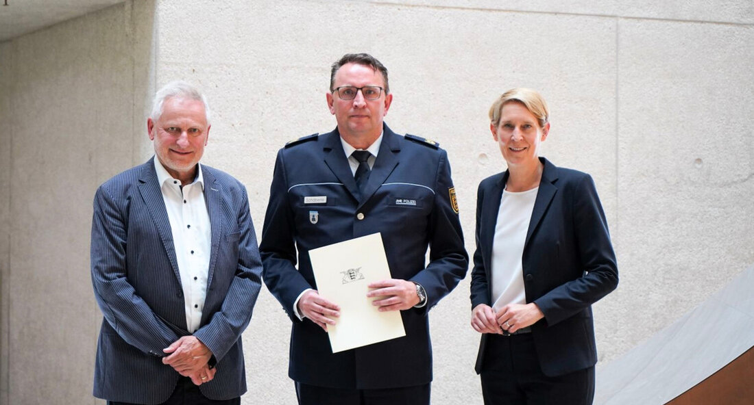 Der langjährige Polizeivizepräsident Wolfgang Reubold wurde kürzlich in den Ruhestand verabschiedet, nachdem er über viele Jahre hinweg verschiedene Spitzenämter bei der Landespolizei Baden-Württemberg bekleidet hatte. Sein Nachfolger wird der erfahrene Leitende Polizeidirektor Jürgen Schäberle, der bereits mit den Gegebenheiten vor Ort bestens vertraut ist. Der scheidende Polizeivizepräsident wurde von Staatssekretär Thomas Blenke als beliebter Vorgesetzter beschrieben, der stets klare Entscheidungen und kompetente Lösungen lieferte, auch in stressigen Situationen. Reubold’s ruhige Art und seine langjährige Erfahrung haben ihn zu einem geschätzten Mitglied des Polizeipräsidiums Aalen gemacht, und sein Ruhestand wird sicherlich eine Lücke hinterlassen. Sein Nachfolger Jürgen Schäberle ist seit Juni …