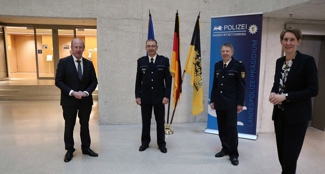 Beim Einsatz des Polizeipräsidiums steht ein Amtswechsel bevor: Polizeipräsident Ralph Papcke geht in den Ruhestand. Sein Nachfolger wird Anton Saile. „Es gibt wenige bei der Polizei in Baden-Württembergdie über einen so großen Erfahrungsschatz zu den Themen Führung und Engagement in Theorie und Praxis verfügen. Polizeipräsident Ralph Papcke hat in diesen Bereichen einen enormen Beitrag zum Aufbau unserer Polizei geleistet. Seine Erfahrung, sein Fachwissen, aber noch mehr seine bescheidene, freundliche und zutiefst menschliche Art werden uns fehlen, aber auch allen in Erinnerung bleiben. Er hat viel für die baden-württembergische Polizei getan, wofür wir alle dankbar sind“, sagte Innenminister Wilfried Klenk im …