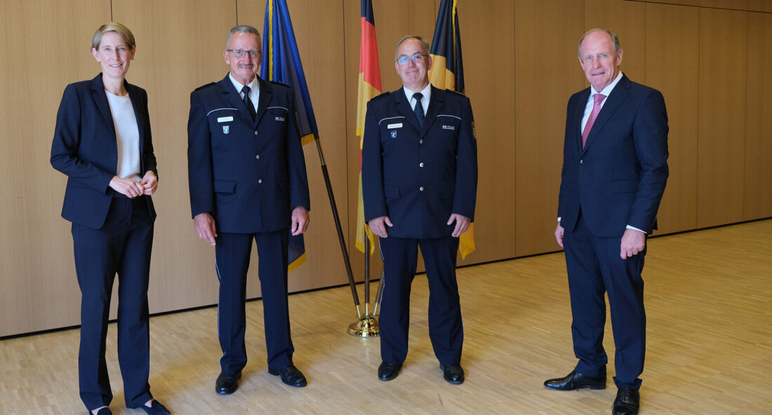 Amtswechsel beim Polizeipräsidium Pforzheim: Polizeipräsident Wolfgang Tritsch wurde in den Ruhestand verabschiedet. Seine Nachfolge wird der bisherige Stellvertreter, Polizeivizepräsident Christian Dettweiler. „Wolfgang Tritsch ist sicher das, was man sich unter einem Vorzeigepolizisten vorstellt &#8211; vorbildlich in Dienstauffassung sowie Arbeitshaltung.  Seine bodenständige, verlässliche und wertschätzende Art ist der Grund, warum er von seinen Mitarbeiterinnen und Mitarbeitern und auch von seinen Vorgesetzten geschätzt wurde. Unter seiner Führung entwickelte sich der Zuständigkeitsbereich des Polizeipräsidium Pforzheim binnen kurzer Zeit zu einer der sichersten Regionen unseres Landes. Als einer der Gründerväter des Polizeipräsidiums hat er einen großen Anteil an dieser Erfolgsgeschichte und wird deshalb immer &hellip;