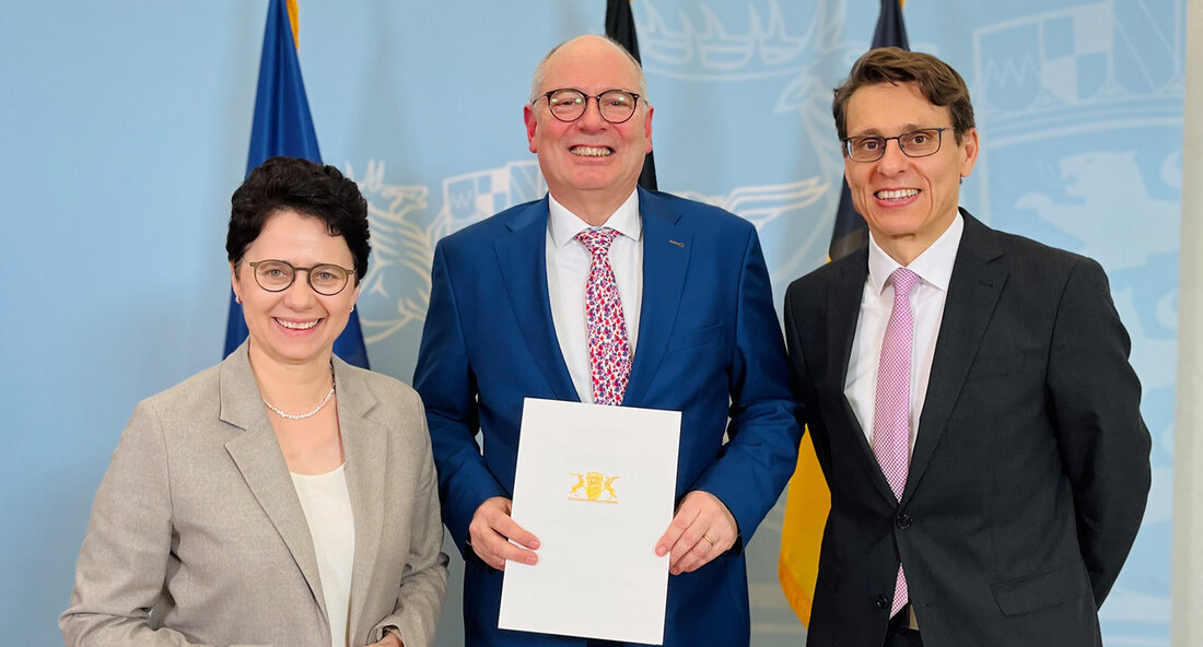 Andreas Arndt neuer Präsident des Amtsgerichts Heilbronn Nach dem Wechsel im Präsidentenamt des Amtsgerichts Heilbronn tritt Andreas Arndt die Nachfolge von Till Jakob an. Zuletzt war Arndt Vizepräsident des Amtsgerichts Stuttgart, das er nach dem Wechsel im Präsidentenamt kommissarisch leitete. Seine Ernennung zum Präsidenten des Amtsgerichts Heilbronn wurde von Ministerin der Justiz und für Migration Marion Gentges begrüßt, die Arndt viel Erfolg und Freude für seine neue Aufgabe wünschte. Marion Gentges lobte Arndt als einen herausragenden Juristen mit großem Sachverstand und einer Führungskraft, die durch kollegiale, ruhige und humorvolle Art ihre Mitarbeiter überzeugt. Sie betonte auch sein Engagement in der …