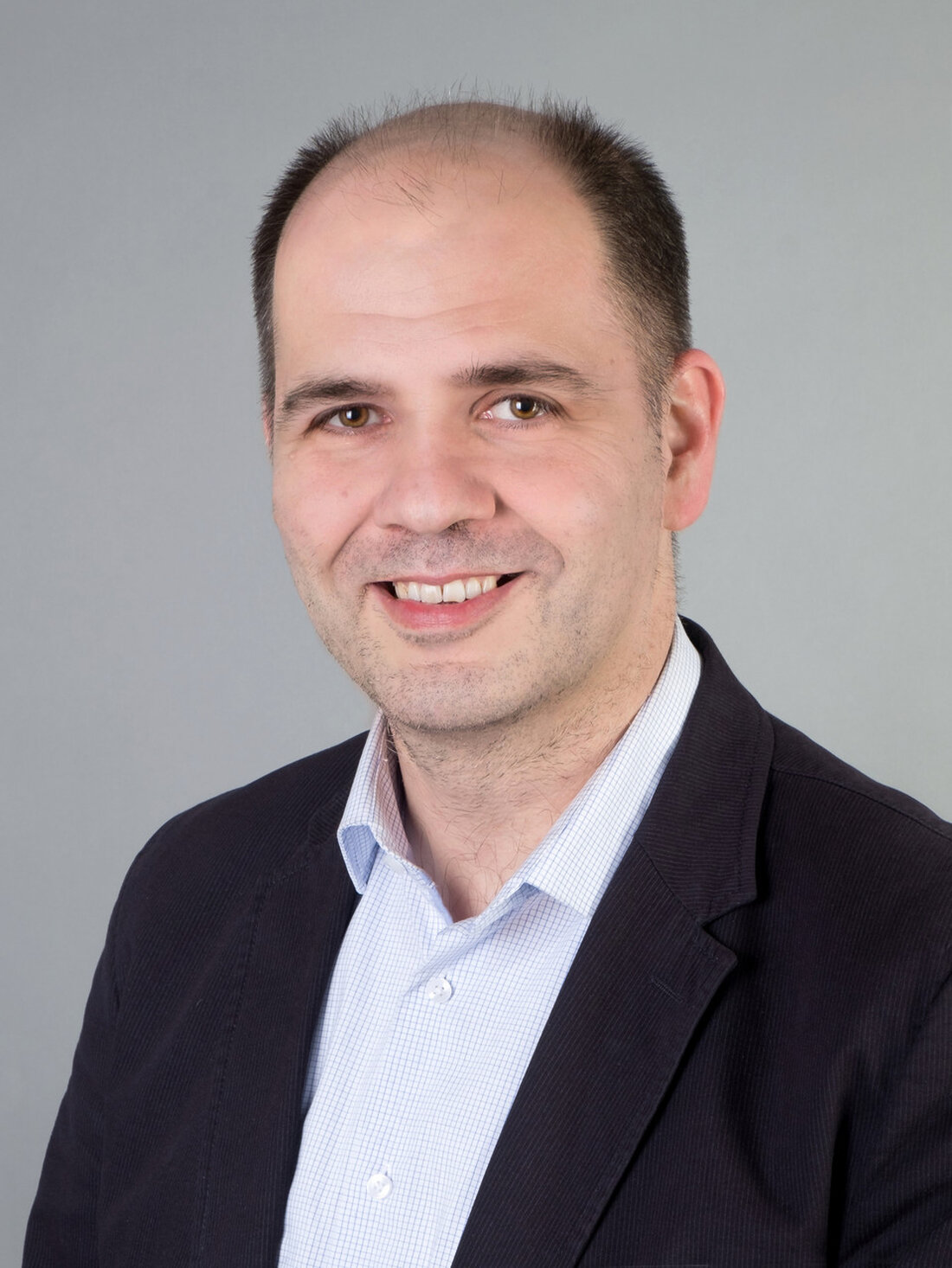 Andreas Zimmermann neuer Leiter des Finanzamts Schwäbisch Hall Andreas Zimmermann übernimmt die Leitung des Finanzamts Schwäbisch Hall, wo er Martin Knörr ablöst, der Ende Juni 2023 in den Ruhestand gegangen ist. Diese Entscheidung wurde von Finanzstaatssekretärin Gisela Splett bekanntgegeben. Zimmermann, der zuvor stellvertretender Leiter des Finanzamts Stuttgart-Körperschaften war, wird nun die Verantwortung für das Finanzamt Schwäbisch Hall übernehmen. „Andreas Zimmermann verfügt über ein tiefgreifendes Fachwissen und weitreichende Erfahrungen. Diese Expertise qualifiziert ihn hervorragend, um das Finanzamt Schwäbisch Hall erfolgreich zu leiten“, sagte Finanzstaatssekretärin Splett. Zimmermann begann seine berufliche Laufbahn mit dem Studium der Rechtswissenschaften in Tübingen und hat bereits verschiedene …
